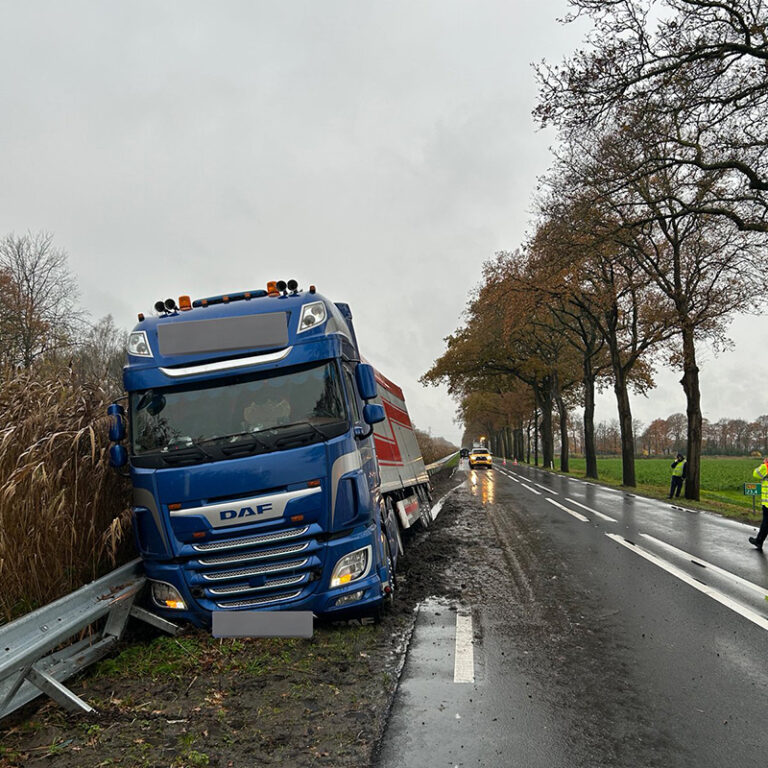 Vrachtwagen in de berm langs N275
