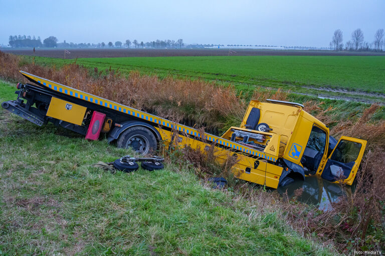 Bergingsvoertuig te water langs N59 [+foto]