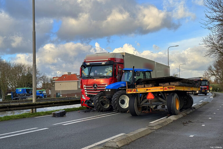 Aanrijding vrachtwagen en tractor met aanhanger op N207 [+foto’s]