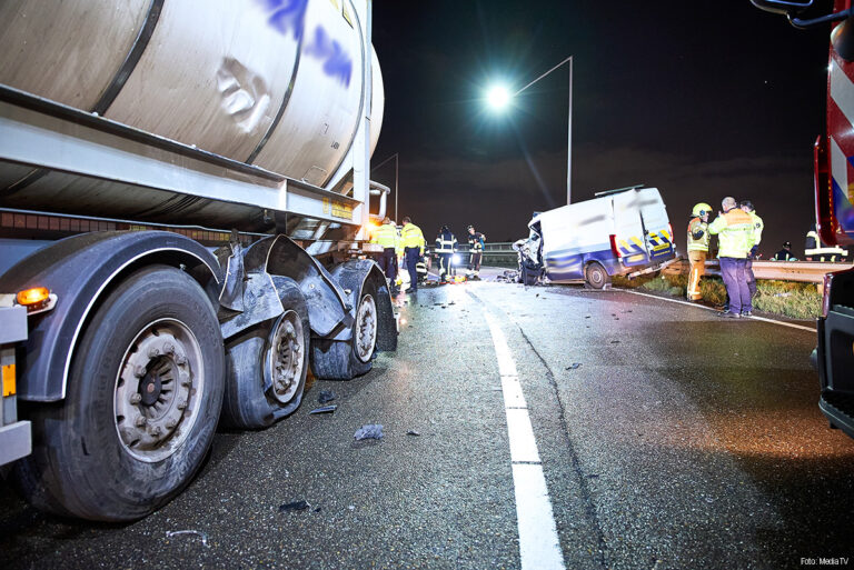Bestuurder bestelwagen bekneld na aanrijding met vrachtwagen in Rotterdam [+foto]