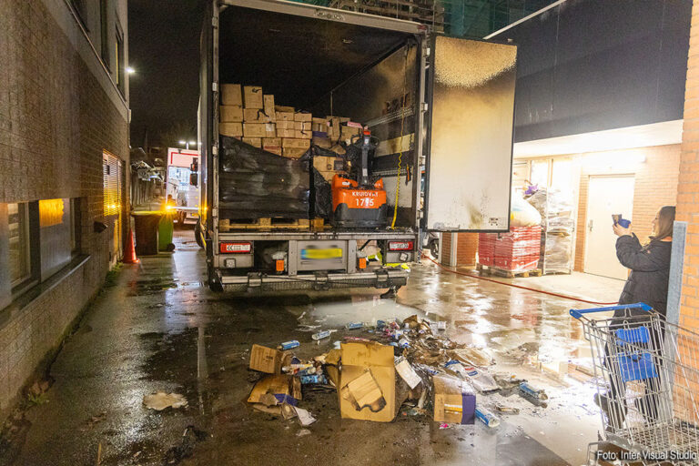 Pompwagen in vrachtwagen vliegt in brand in Hoofddorp [+foto’s]