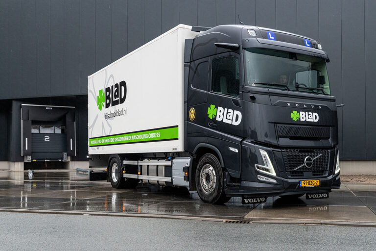 BLAD Rijopleidingen zet eerste Volvo FH Aero-lestruck met Camera Monitor System op de weg
