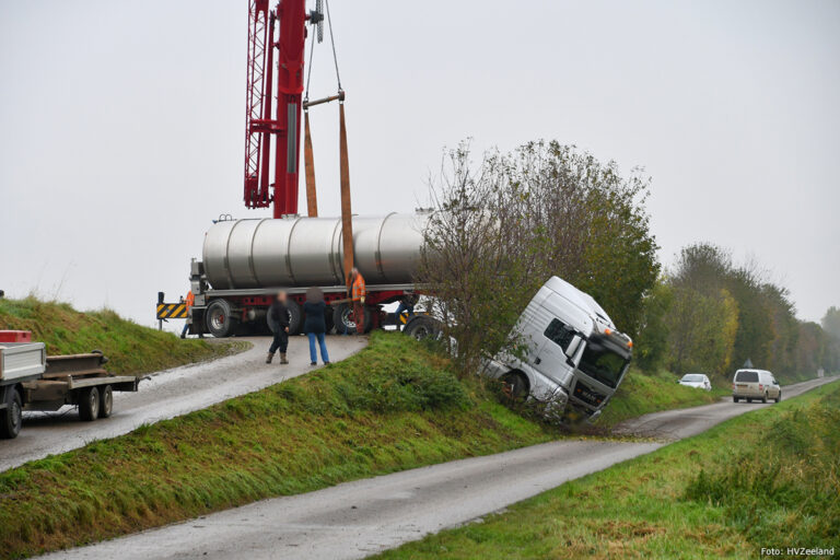 Vrachtwagen glijdt van dijk in Rilland [+foto]