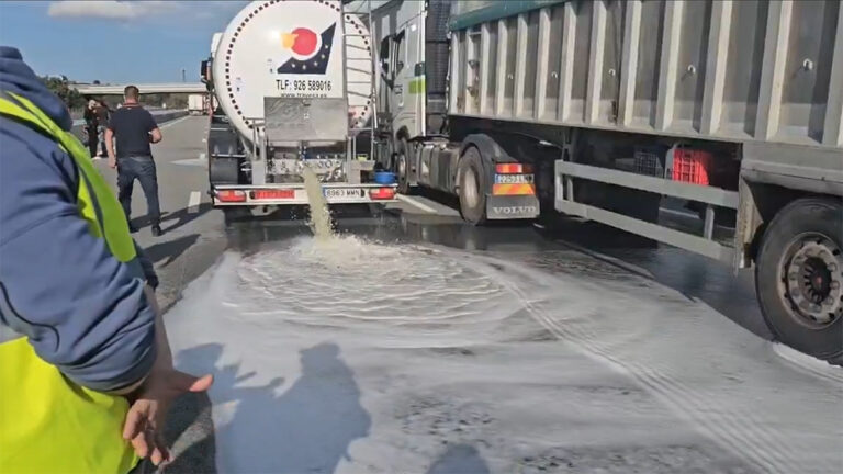 Franse boerenacties gaan derde dag in, vrachtwagens tegengehouden en tankwagen leeg laten lopen [+video]