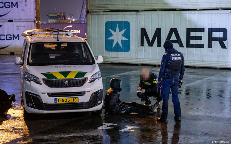 Twee uithalers aangehouden bij depot in Rotterdamse Waalhaven