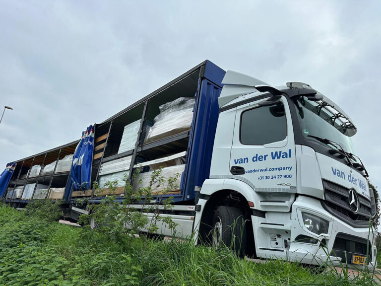 Van der Wal viert 100-jarig jubileum en voegt een eActros 400 als LZV toe aan haar vloot