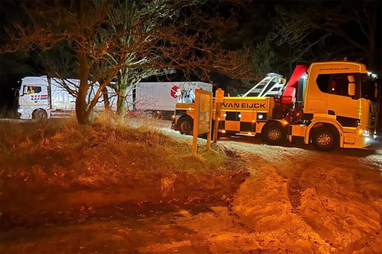 Vrachtwagenchauffeur strandt in militair oefenterrein bij Oirschot [+foto’s]