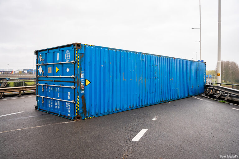 Vrachtwagen verliest zeecontainer in Rotterdam [+foto’s]