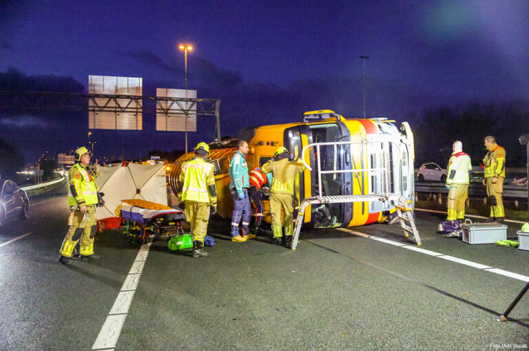 Vrachtwagen gekanteld na ernstig ongeval op A28 [+foto]