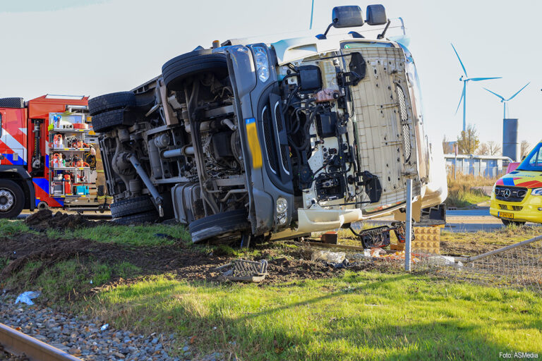 Vrachtwagen gekanteld na aanrijding met personenauto in Amsterdam [+foto’s]