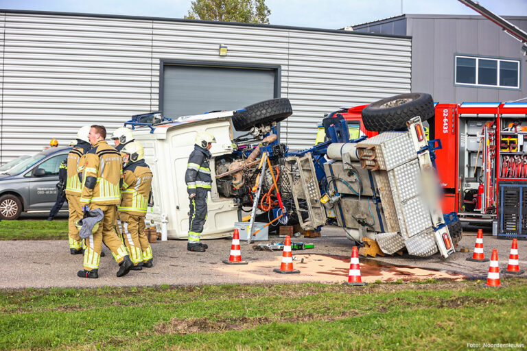 Rallytruck gekanteld in Heerenveen