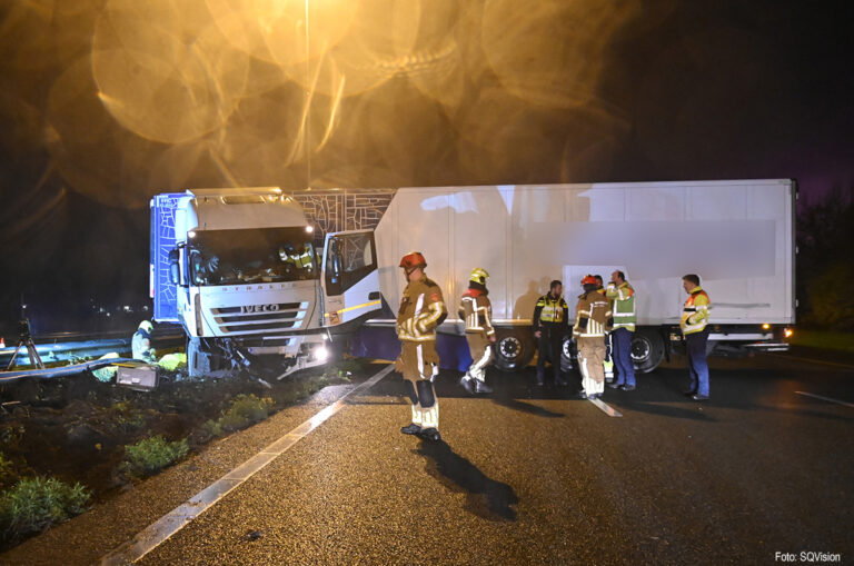 Vrachtwagen geschaard op A16 [+foto’s]
