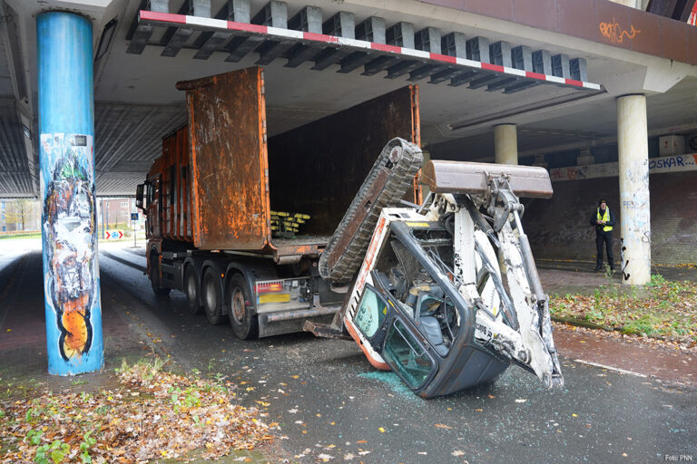 Vrachtwagenchauffeur schat hoogte verkeerd in en verliest graafmachine [+foto]