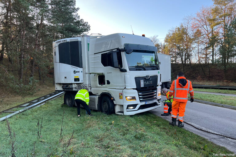 Vrachtwagenchauffeur wil keren na wegafsluiting en rijdt zich vast in berm [+foto’s]