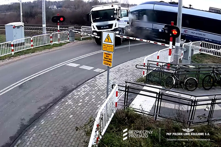Vrachtwagenchauffeur negeert spoorbomen: zeven gewonden [+video]