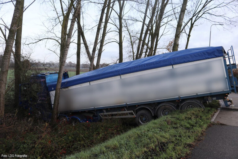 Vrachtwagen tussen de bomen in Doesburg