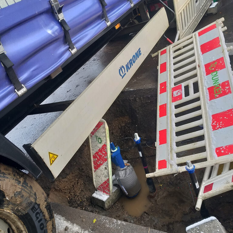 Vrachtwagen rijdt over bouwput waarin iemand aan het werk was [+foto]