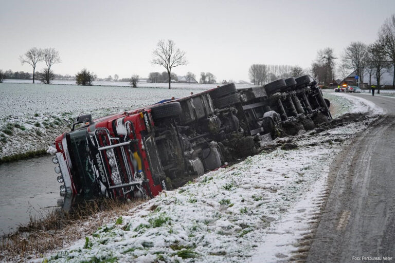 Vrachtwagen in de sloot bij Garsthuizen