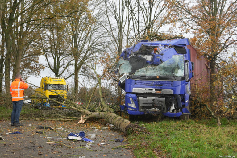 Vrachtwagen van de weg langs A28