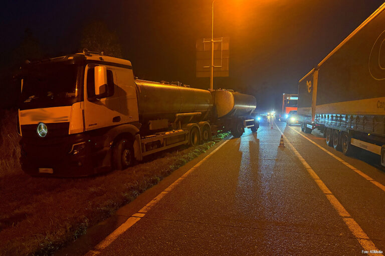 Vrachtwagen vast in berm door spookrijder op N279 [+foto’s]