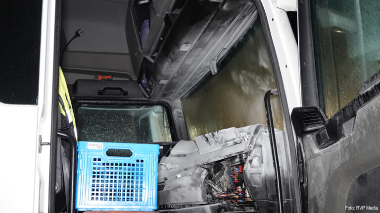 Tegen pand geparkeerde vrachtwagen vliegt in brand, dashboard uitgebrand [+foto’s]