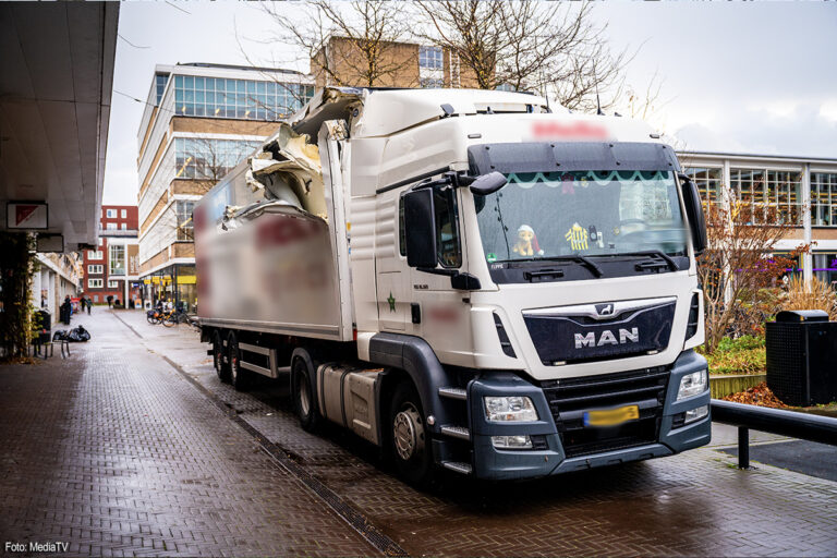 Vrachtwagen beschadigt overkapping bij winkelcentrum bij passeren andere vrachtwagen [+foto’s]