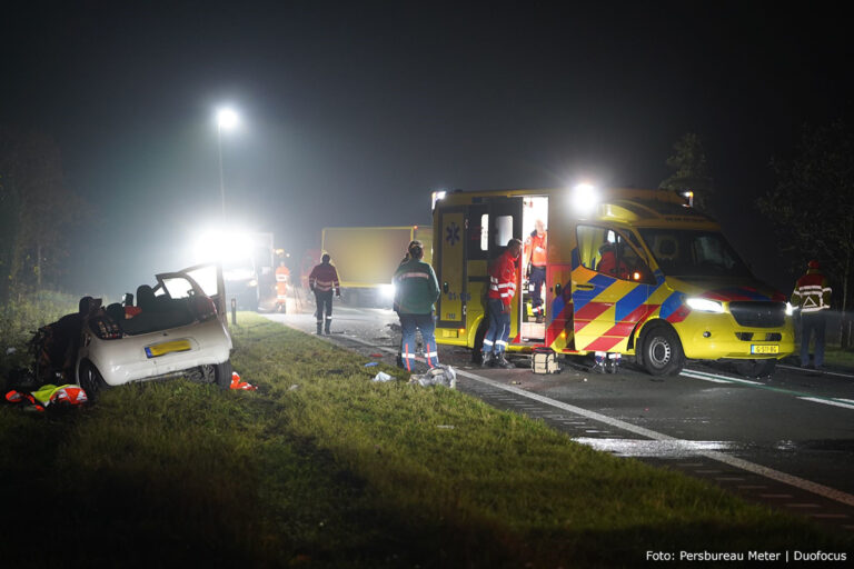Automobilist zwaargewond na aanrijding met vrachtwagen op N366