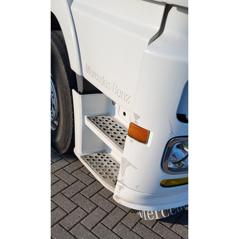 Geschorste, onverzekerde vrachtwagen zonder APK op openbare weg