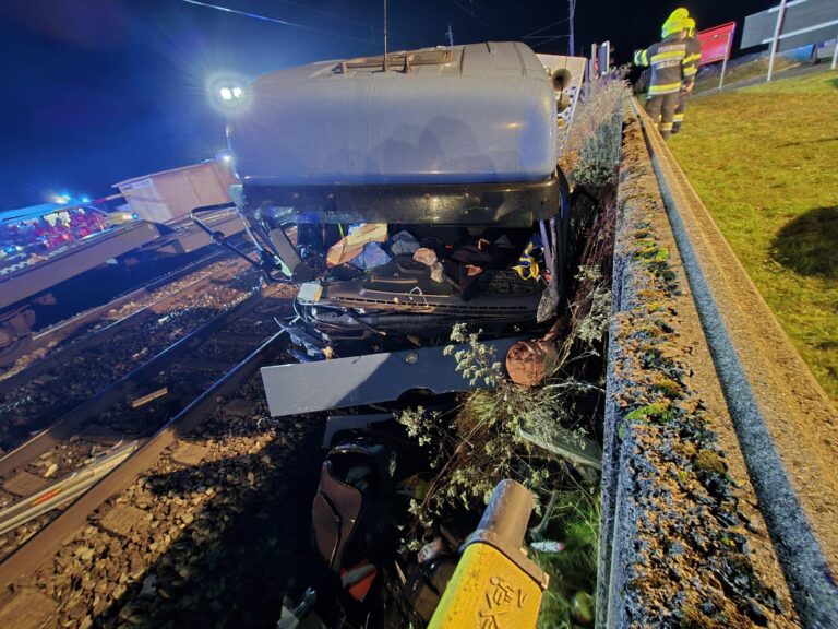 Chauffeur checkt schade midden op spoorwegovergang met aanrijding en treinontsporing tot gevolg [+foto’s]