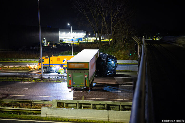 Vrachtwagen door geleiderail op A28, snelweg urenlang dicht [+foto’s]