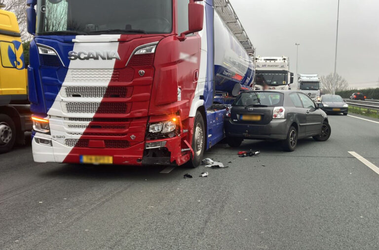 Ongeval tussen vrachtwagen en auto op A4 bij Rijswijk zorgt voor flinke vertraging