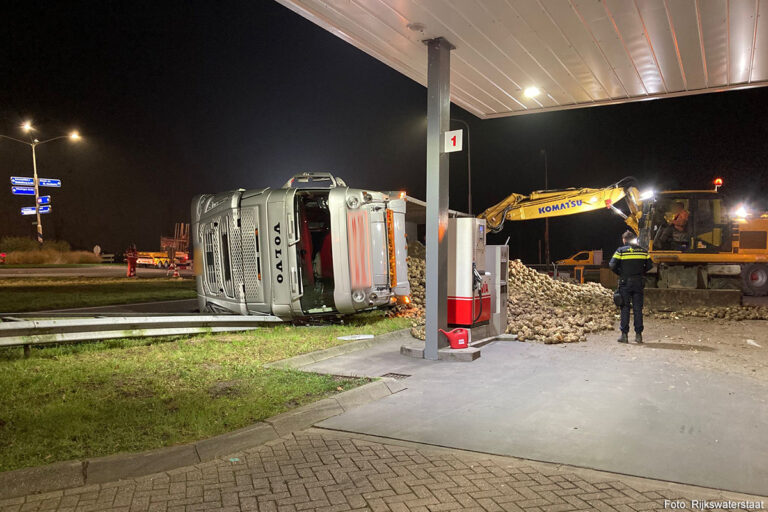 Oprit A58 Arnemuiden afgesloten vanwege gekantelde vrachtwagen [+foto’s]