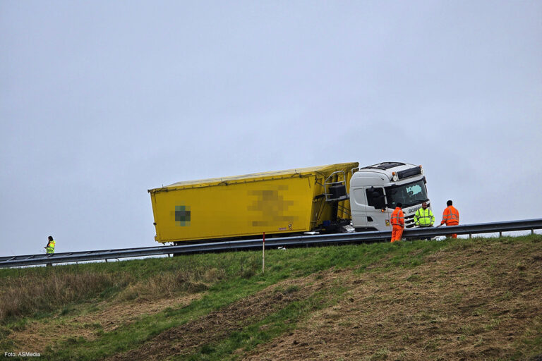 Vrachtwagen vast in berm op A58 bij Goes [+foto’s]