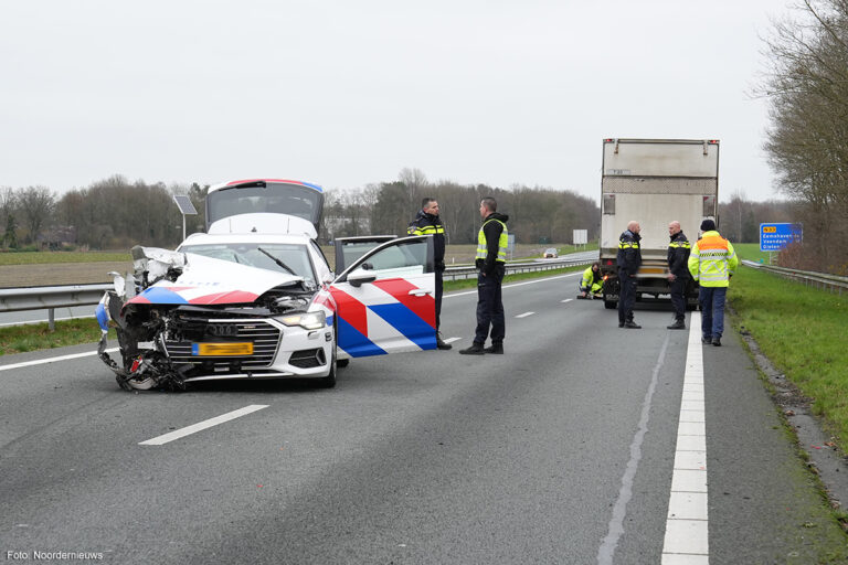 Aanrijding vrachtwagen en politieauto op N33 [+foto]
