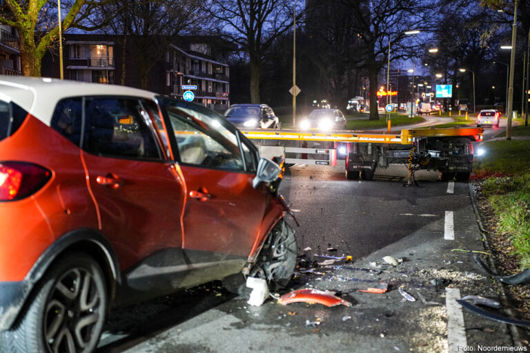 Auto botst op geparkeerde trailer in Emmen: bestuurder gewond [+foto]