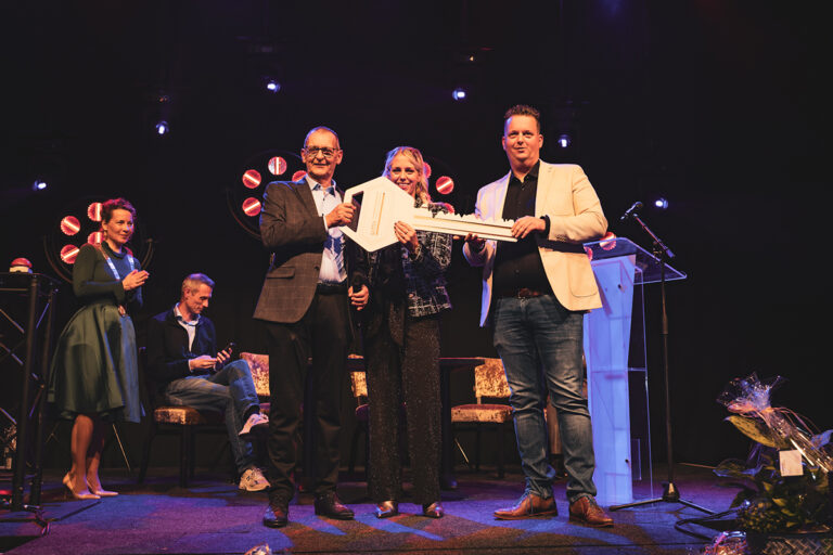 Bakker Transport en Warehousing viert bouwfase 6 en introductie eerste elektrische vrachtwagen