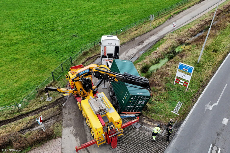 Vrachtwagen vast in scherpe bocht van A65 naar Dijkweg bij Berkel-Enschot [+foto]