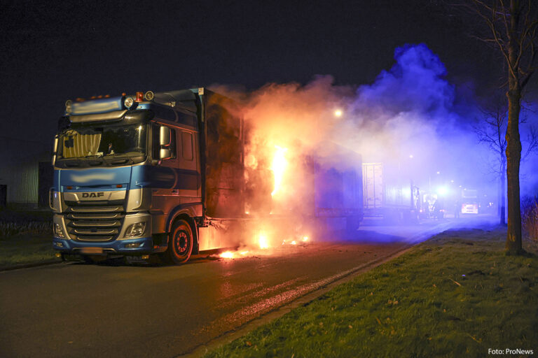 Automobilist ontdekt vrachtwagenbrand en wekt chauffeur in Emmeloord