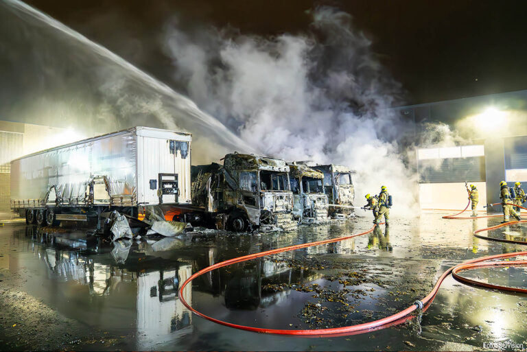Brandstichting vermoed bij transportbedrijf in Oss: twee mannen liepen weg toen brand uitbrak