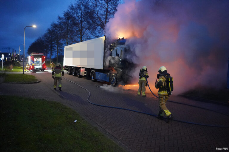 Vrachtwagen in brand in Zwolle [+foto]