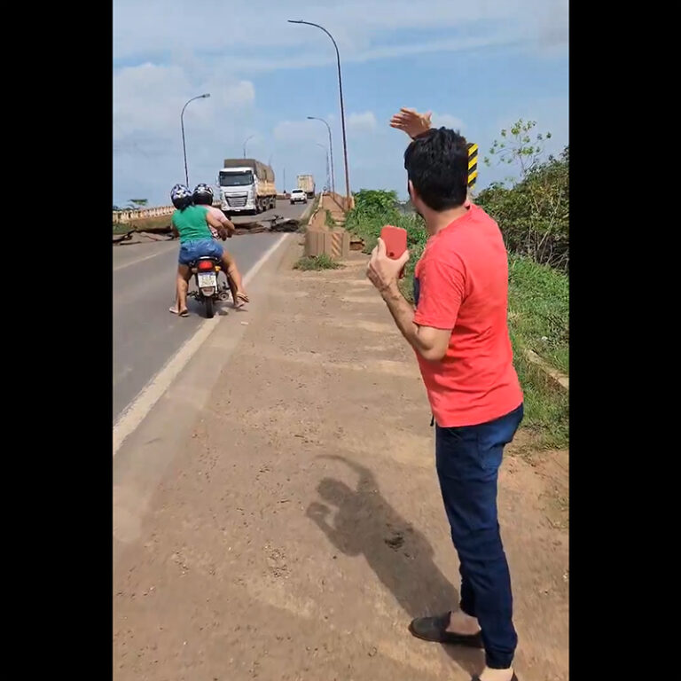 Brug in Brazilië stort in, twee vrachtwagens te water, minstens één dode [+foto’s&video’s]