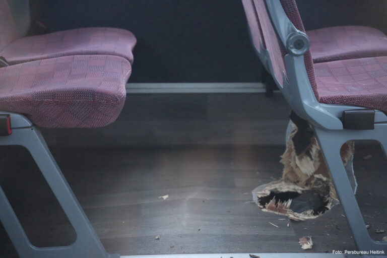 Stoeppaal doorboort bus in Eemdijk [+foto’s]