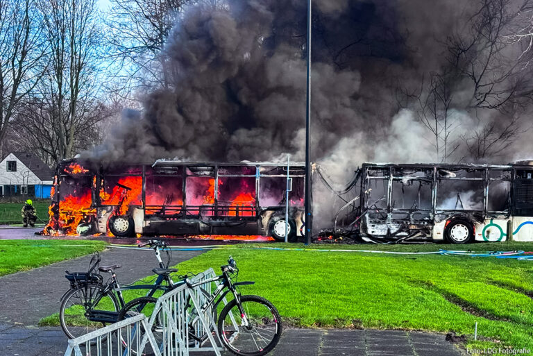 Lijnbus volledig uitgebrand in Biddinghuizen
