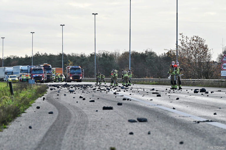 Vrachtwagen verliest chemisch afval op A58, snelweg hele middag dicht [+foto’s]