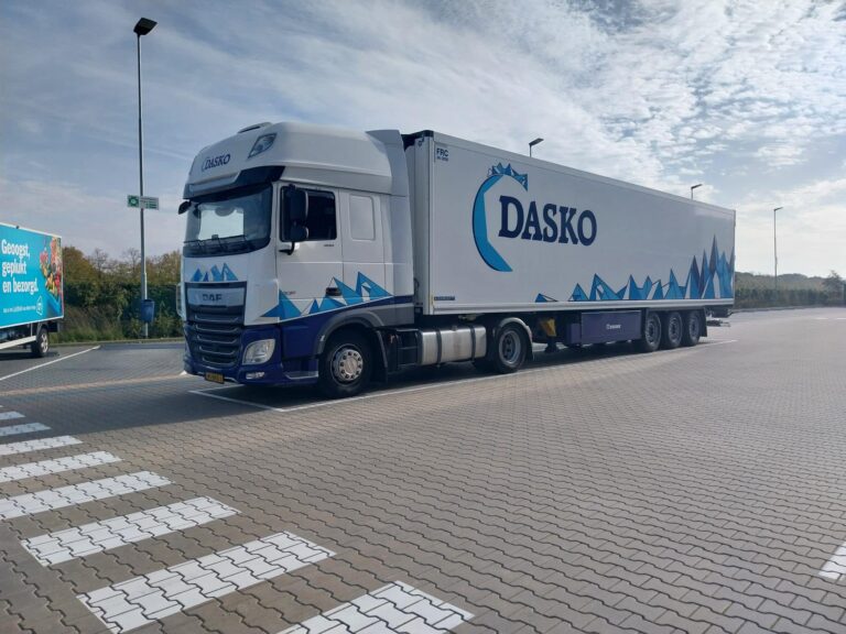 Twee trekkers met trailers gestolen bij Dasko