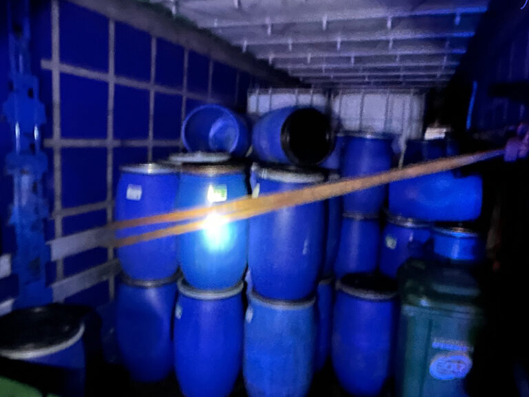 Dieseldieven in vrachtwagen aangehouden op Duitse A57, zelfde nacht weer vrijgelaten