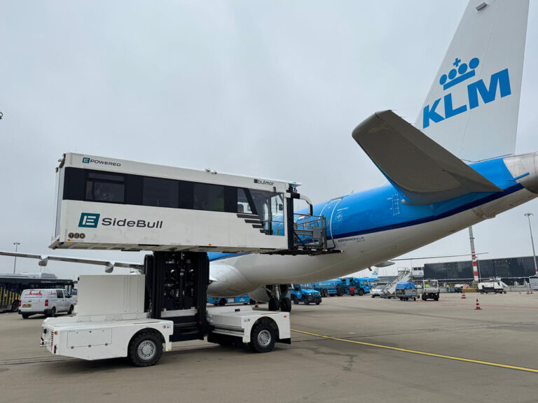 Axxicom neemt drie nieuwe e-ambuliften in gebruik op Schiphol