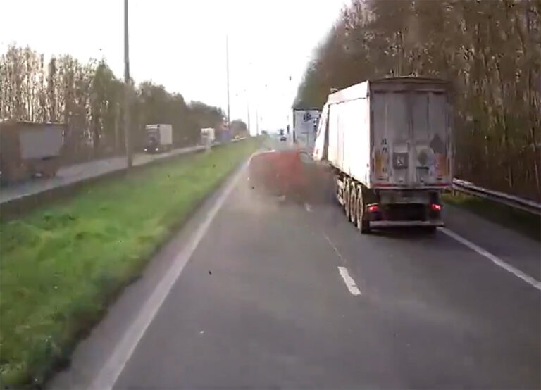 Over vluchtstrook inhalende bestelwagen doet vrachtwagen kantelen [+video]