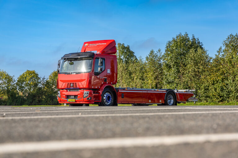 Flakkee Verhuizers gaat schoon en stil verhuizen met een Renault Trucks D E-Tech-bakwagen