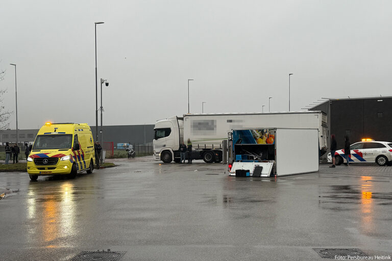 Bestelwagen gekanteld na aanrijding met vrachtwagen